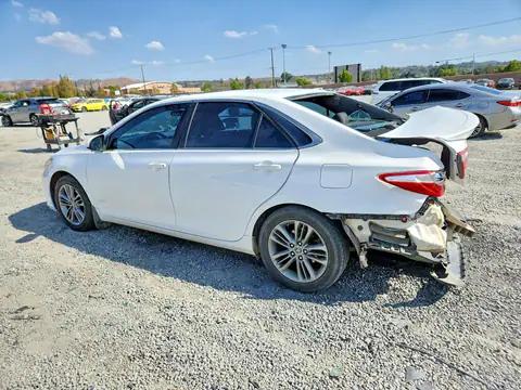 4T1BF1FK0FU494590 — 2015 Toyota Camry, фото 2 с аукциона Copart 30.09.2026, Задняя часть