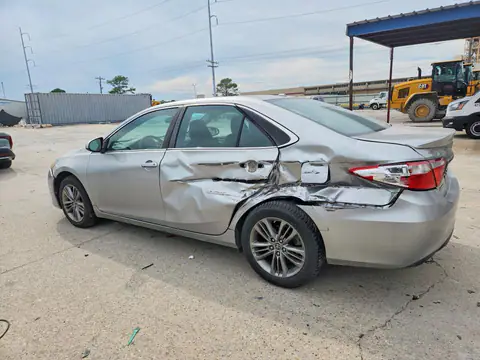 4T1BF1FK0FU057737 — 2015 Toyota Camry, фото 2 с аукциона Copart 30.09.2026, Боковая часть