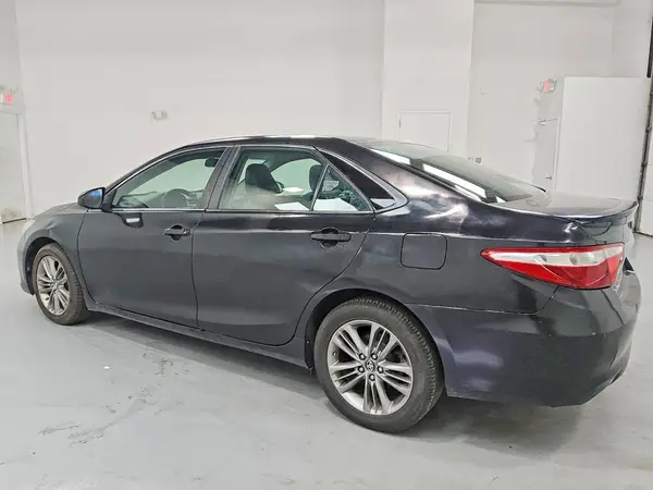 4T1BF1FK0HU789577 — 2017 Toyota Camry, фото 2 с аукциона Copart 29.09.2026, Мелкие вмятины и царапины