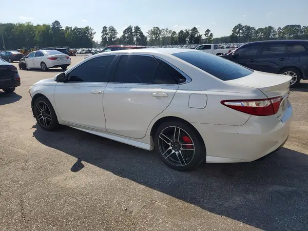 4T1BF1FK9HU282421 — 2017 Toyota Camry, фото 2 с аукциона Copart, Передняя часть