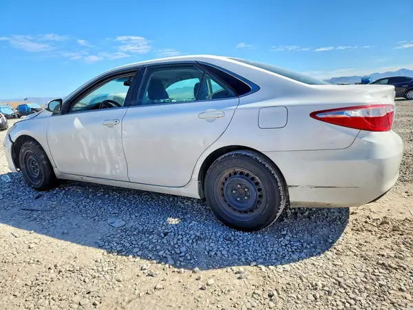4T1BF1FK0HU377739 — 2017 Toyota Camry, фото 2 с аукциона Copart, Передняя часть