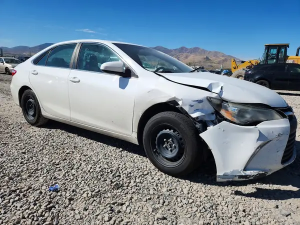 4T1BF1FK0HU377739 — 2017 Toyota Camry, фото 4 с аукциона Copart, Передняя часть