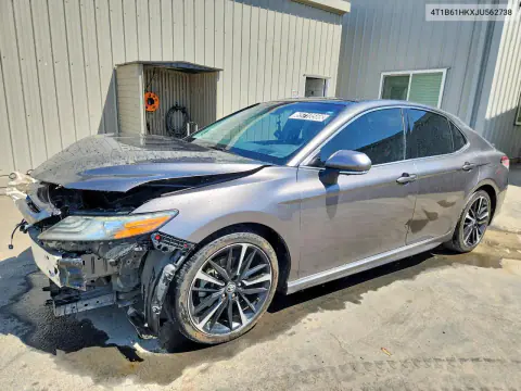 4T1B61HKXJU562738 — 2018 Toyota Camry, Передняя часть, фото до ремонта