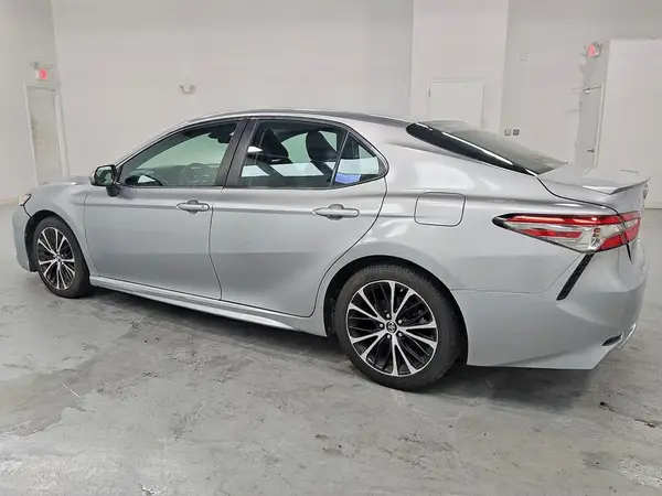 4T1B11HK2JU076715 — 2018 Toyota Camry, фото 2 с аукциона Copart 01.10.2026, Механические повреждения