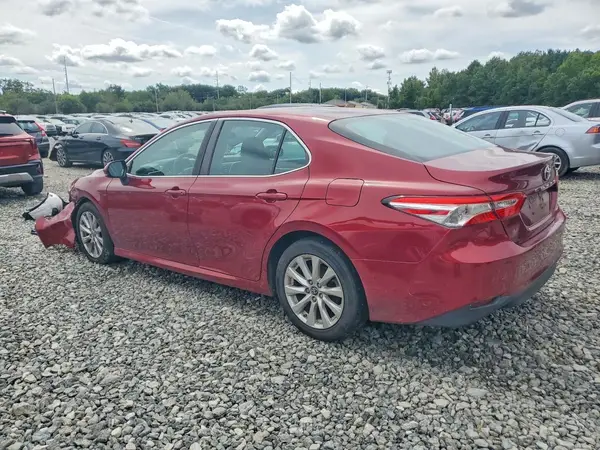 4T1B11HK1JU627068 — 2018 Toyota Camry, фото 2 с аукциона Copart, Передняя часть