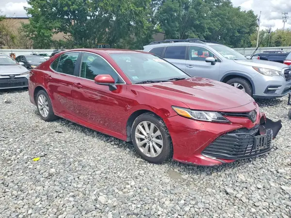 4T1B11HK1JU627068 — 2018 Toyota Camry, фото 4 с аукциона Copart, Передняя часть