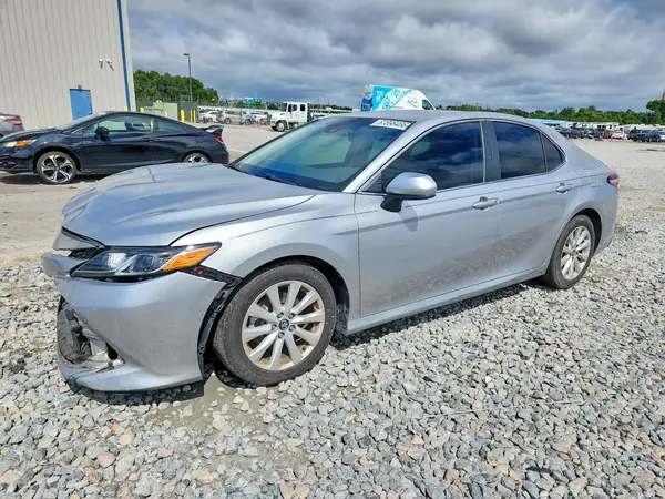 4T1B11HK1JU607497 — 2018 Toyota Camry, Передняя часть (Front End), фото до ремонта