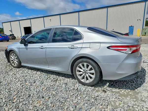 4T1B11HK1JU607497 — 2018 Toyota Camry, фото 2 с аукциона Copart 30.09.2026, Передняя часть