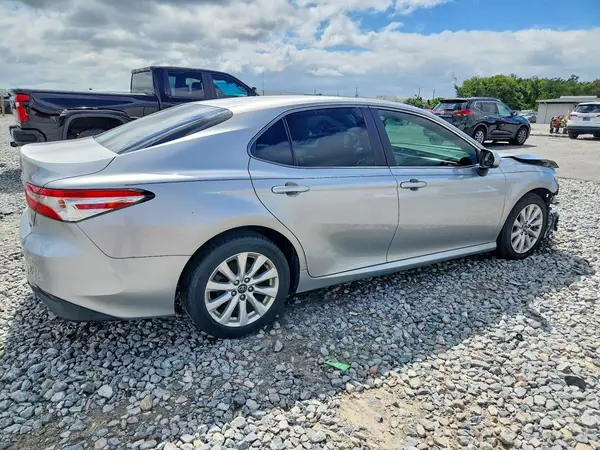 4T1B11HK1JU607497 — 2018 Toyota Camry, фото 3 с аукциона Copart 30.09.2026, Передняя часть