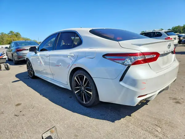 4T1B61HK1JU006642 — 2018 Toyota Camry, фото 2 с аукциона Copart 06.10.2026, Передняя часть