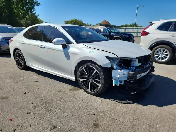 4T1B61HK1JU006642 — 2018 Toyota Camry, фото 4 с аукциона Copart 06.10.2026, Передняя часть