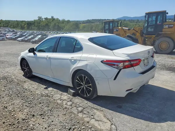 4T1B11HK9JU114103 — 2018 Toyota Camry, фото 2 с аукциона Copart, Передняя часть