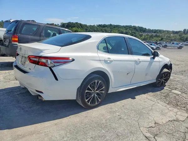 4T1B11HK9JU114103 — 2018 Toyota Camry, фото 3 с аукциона Copart, Передняя часть