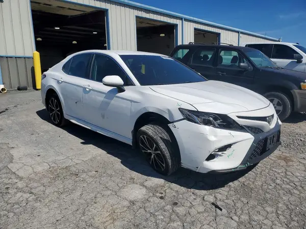 4T1B11HK9JU114103 — 2018 Toyota Camry, фото 4 с аукциона Copart, Передняя часть