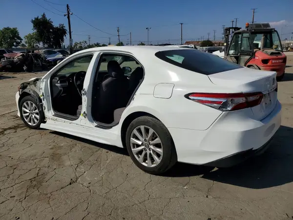4T1B11HK9JU579707 — 2018 Toyota Camry, фото 2 с аукциона Copart, Механические повреждения