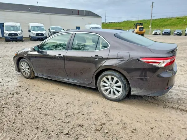 JTNB11HK1J3003812 — 2018 Toyota Camry, фото 2 с аукциона Copart, Боковая часть