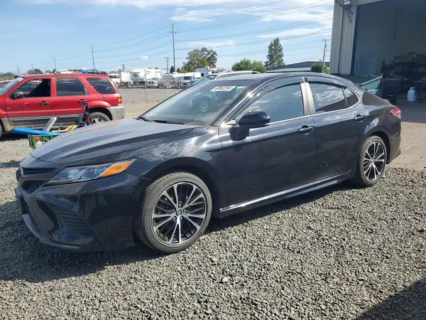 4T1B11HK3JU045201 — 2018 Toyota Camry, Боковая часть (Side), фото до ремонта