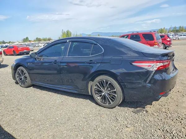 4T1B11HK3JU045201 — 2018 Toyota Camry, фото 2 с аукциона Copart, Боковая часть