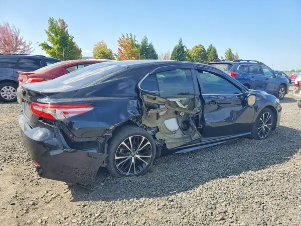 4T1B11HK3JU045201 — 2018 Toyota Camry, фото 3 с аукциона Copart, Боковая часть