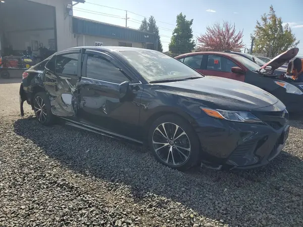 4T1B11HK3JU045201 — 2018 Toyota Camry, фото 4 с аукциона Copart, Боковая часть
