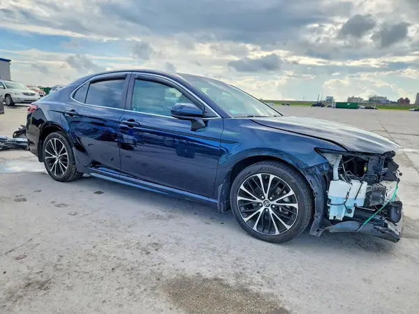 4T1B11HK6JU595315 — 2018 Toyota Camry, фото 4 с аукциона Copart 30.09.2026, Передняя часть