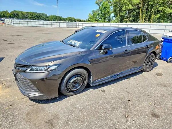 4T1B11HK5JU010403 — 2018 Toyota Camry, Задняя часть (Rear End), фото до ремонта