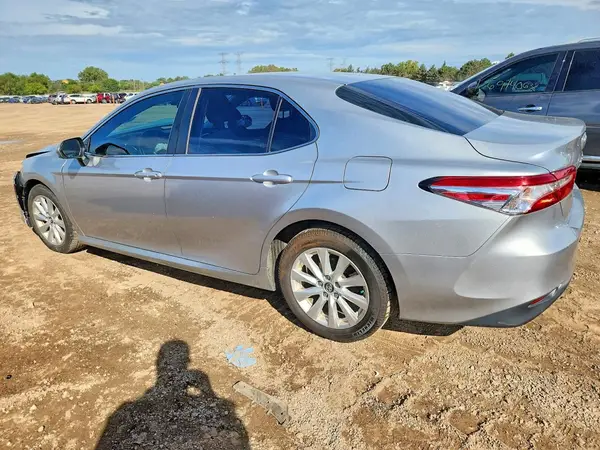 4T1B11HK1JU616717 — 2018 Toyota Camry, фото 2 с аукциона Copart, Передняя часть