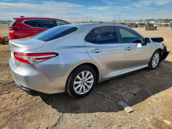 4T1B11HK1JU616717 — 2018 Toyota Camry, фото 3 с аукциона Copart, Передняя часть