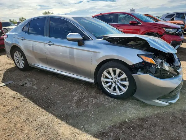 4T1B11HK1JU616717 — 2018 Toyota Camry, фото 4 с аукциона Copart, Передняя часть