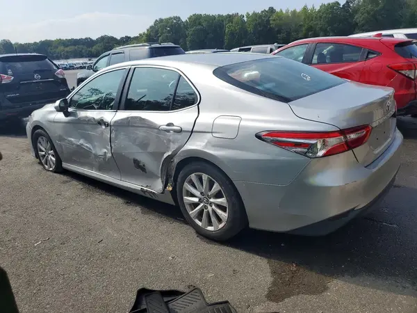 4T1B11HK9JU619476 — 2018 Toyota Camry, фото 2 с аукциона Copart 29.09.2026, Боковая часть
