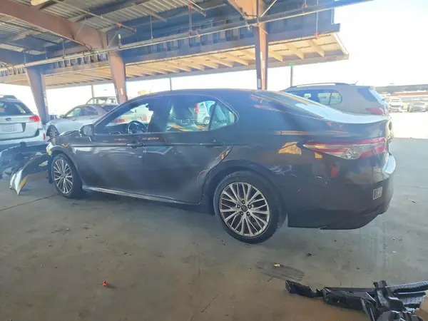 4T1B11HK9JU037006 — 2018 Toyota Camry, фото 2 с аукциона Copart 28.09.2026, Передняя часть