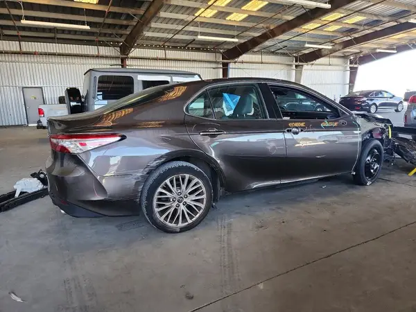 4T1B11HK9JU037006 — 2018 Toyota Camry, фото 3 с аукциона Copart 28.09.2026, Передняя часть