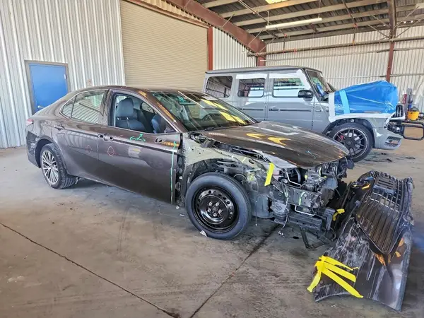 4T1B11HK9JU037006 — 2018 Toyota Camry, фото 4 с аукциона Copart 28.09.2026, Передняя часть