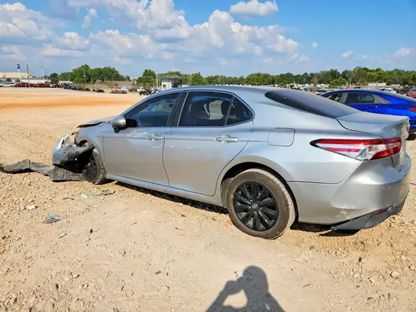 4T1B11HK5JU066972 — 2018 Toyota Camry, фото 2 с аукциона Copart, Передняя часть