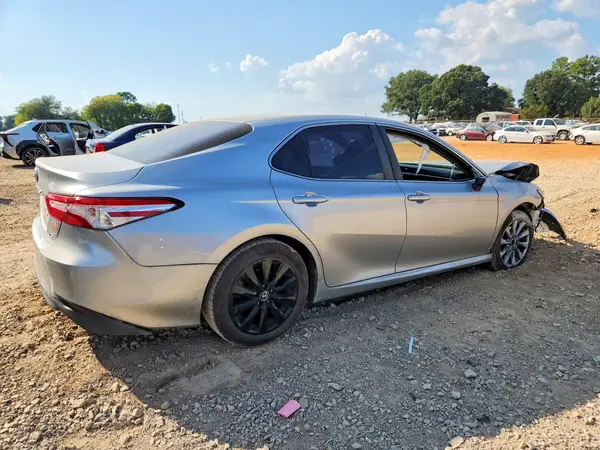 4T1B11HK5JU066972 — 2018 Toyota Camry, фото 3 с аукциона Copart, Передняя часть