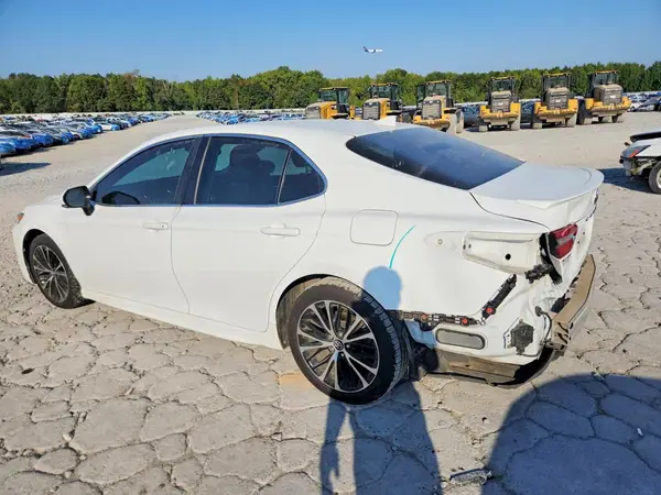 4T1B11HK9JU538591 — 2018 Toyota Camry, фото 2 с аукциона Copart, Задняя часть