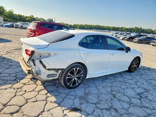 4T1B11HK9JU538591 — 2018 Toyota Camry, фото 3 с аукциона Copart, Задняя часть