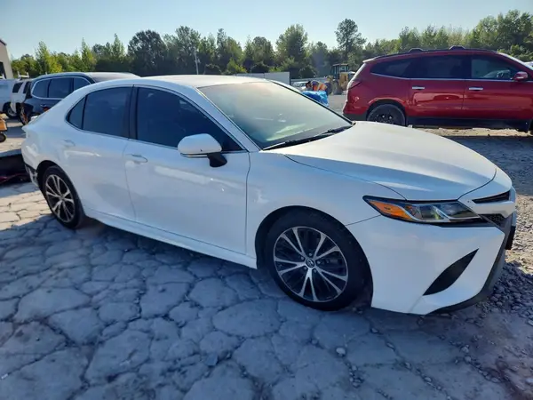 4T1B11HK9JU538591 — 2018 Toyota Camry, фото 4 с аукциона Copart, Задняя часть