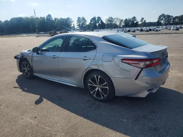 4T1B11HK4JU147882 — 2018 Toyota Camry, фото 2 с аукциона Copart 13.10.2026, Передняя часть