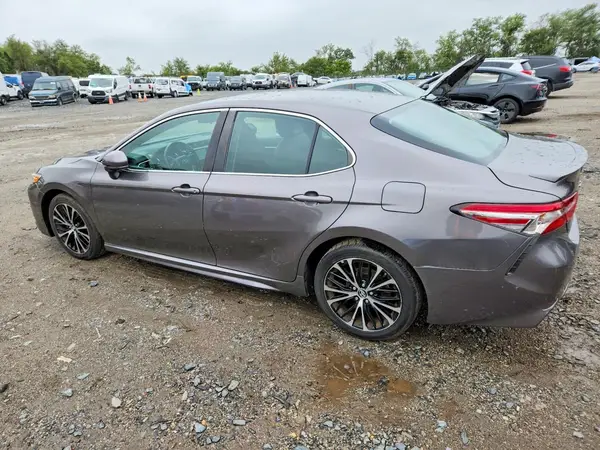 4T1B11HK7JU599776 — 2018 Toyota Camry, фото 2 с аукциона Copart, Мелкие вмятины и царапины