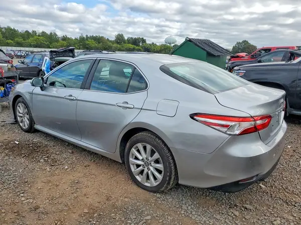 4T1B11HK2JU127873 — 2018 Toyota Camry, фото 2 с аукциона Copart 08.10.2026, Передняя часть