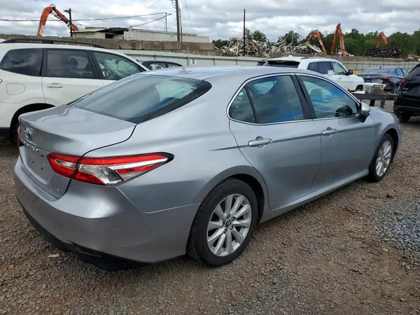 4T1B11HK2JU127873 — 2018 Toyota Camry, фото 3 с аукциона Copart 08.10.2026, Передняя часть