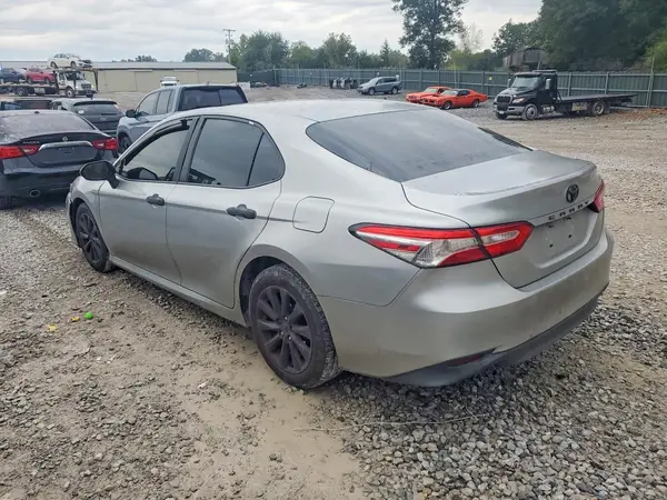 4T1B11HK7JU547449 — 2018 Toyota Camry, фото 2 с аукциона Copart, Передняя часть