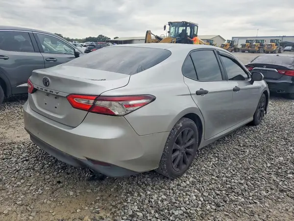 4T1B11HK7JU547449 — 2018 Toyota Camry, фото 3 с аукциона Copart, Передняя часть