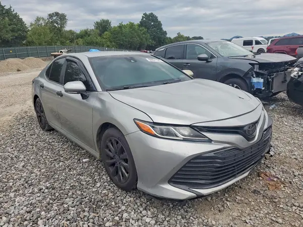 4T1B11HK7JU547449 — 2018 Toyota Camry, фото 4 с аукциона Copart, Передняя часть
