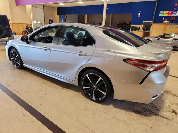 4T1B61HK4JU062378 — 2018 Toyota Camry, фото 2 с аукциона Copart 29.09.2026, Передняя часть