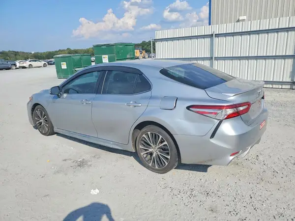 4T1B11HK7JU077164 — 2018 Toyota Camry, фото 2 с аукциона Copart 14.10.2026, Передняя часть