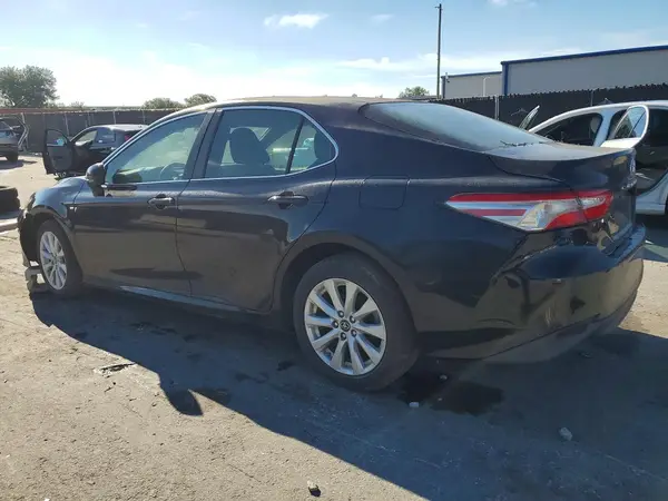 4T1B11HK0JU068080 — 2018 Toyota Camry, фото 2 с аукциона Copart 05.10.2026, Механические повреждения