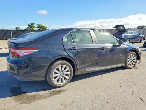 4T1B11HK0JU068080 — 2018 Toyota Camry, фото 3 с аукциона Copart 05.10.2026, Механические повреждения