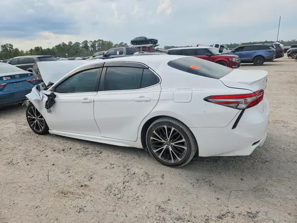 4T1B11HK4JU005645 — 2018 Toyota Camry, фото 2 с аукциона Copart 13.10.2026, Передняя часть